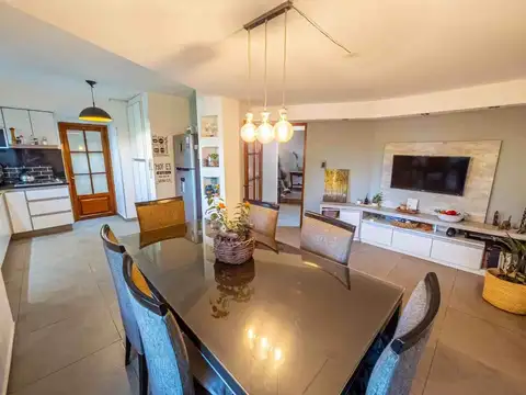 Casa en Venta con 4 cocheras