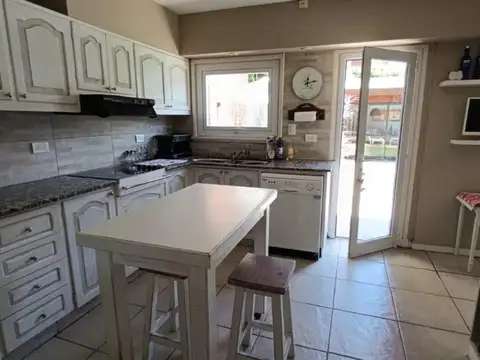 Casa 5 ambientes con 3 baños
