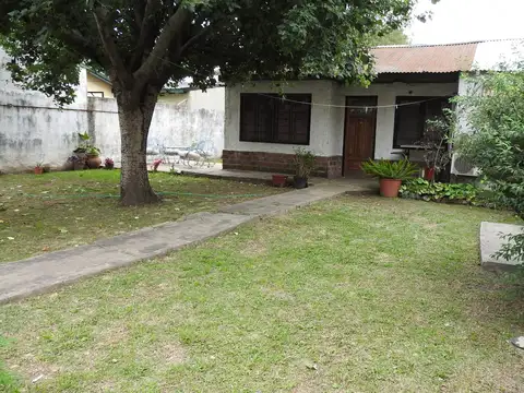 Venta de Casa 4 ambientes Cochera Patio y Monoambiente en Planta Alta- Morón