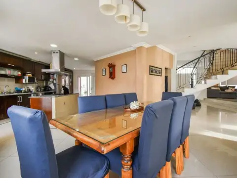 Casa en Venta con 3 cocheras