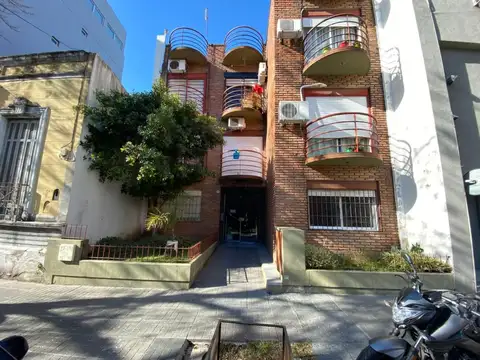 Monoambiente con balcón apto profesional en Coghlan