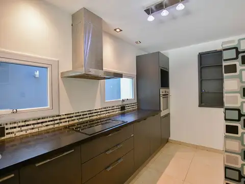 Casa 6 ambientes con 2 baños