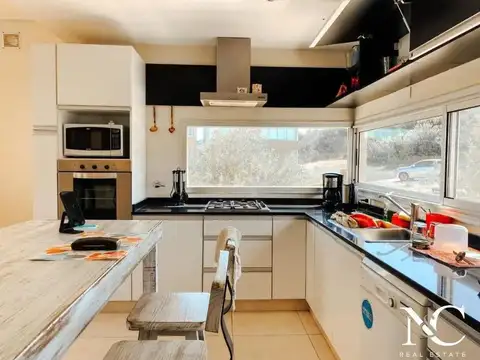 Casa 5 ambientes con 4 baños