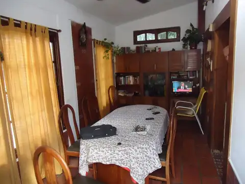 Casa 6 ambientes con 2 baños