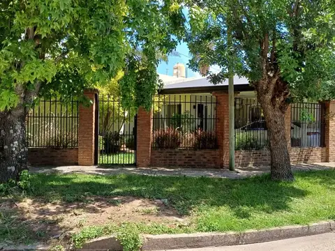 Hermosa y amplia casa 3 dormitorios Av. Ejército