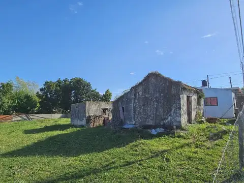 Terreno nivelado, sobre asfalto y con servicios. Con mejoras. Liniers entre Camoirano y 9 de Ju...