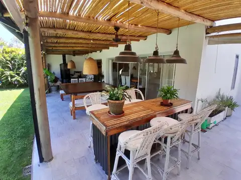 Casa en Alquiler Temporal con 2 cocheras