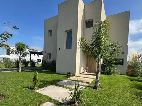 Casa en Venta en Pilar del Este - Santa Lucia, USD 270.000