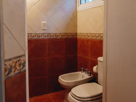 Casa 8 ambientes con 3 baños