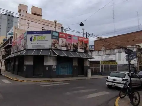 VENTA de importante Local comercial y Playa de estacionamiento en Centro de Santa Fe.