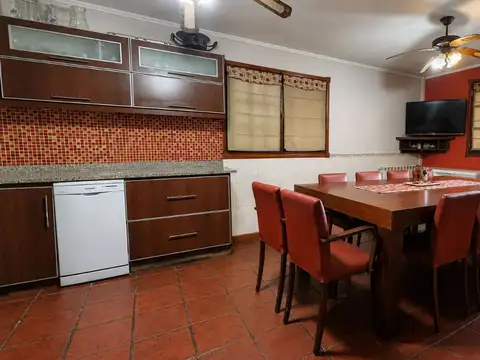 Casa 7 amb. Venta Bosque Peralta Ramos con jardín