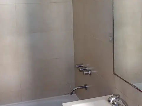 EXCELENTE MONOAMBIENTE AL FRENTE CON BALCÓN Y AIRE ACONDICIONADO