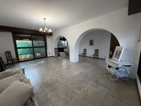 Casa en Alquiler con 2 cocheras