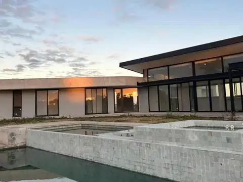 Casa en venta - 4 Dormitorios 4 Baños - Villa Ramallo