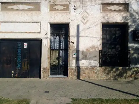 AMPLIA CASA 2 DORMITORIOS CON PATIO AV. DEL ROSARIO Y AV. SAN MARTÍN