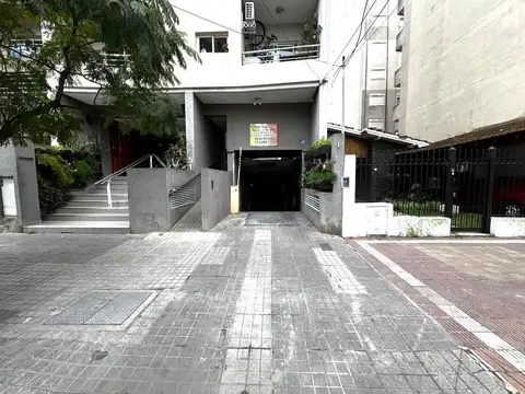 Venta cochera cubierta financia caseros