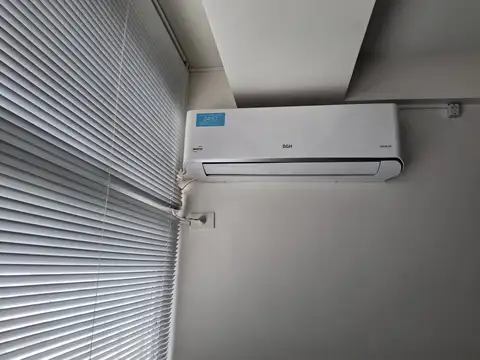 Oficina en alquiler en Belgrano C contrafrente a hermoso pulmon impecable con baño privado , zocalo inteligente. aire acondicionado.