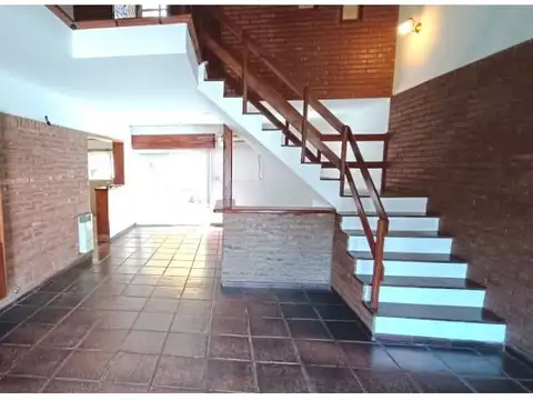 Casa 9 ambientes con 2 baños