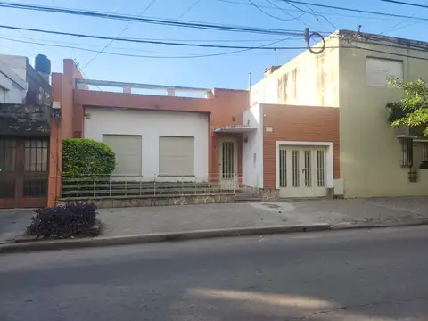 CASA EN VENTA EN ARROYITO – AMPLIO TERRENO Y GRAN POTENCIAL DE DESARROLLO