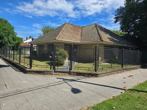 Casa 8 Amb. Venta. Burzaco centro. Garage 2 autos