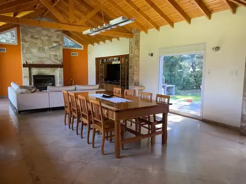 CASA DE CATEGORIA EN BARRIO LAS LOMITAS.