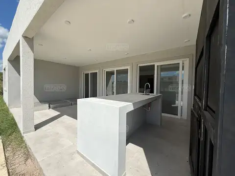 Casa 6 ambientes con 5 baños