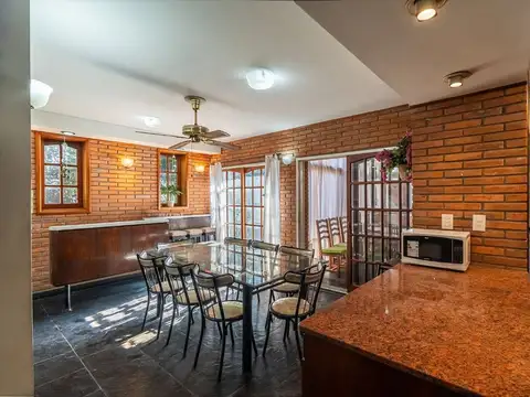 Casa en Venta con 3 cocheras