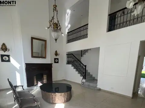 A Dos Cuadras De La Plaza Principal