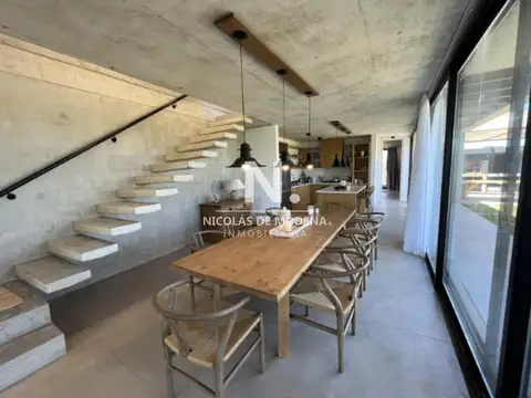 Casa 4 ambientes con 2 baños