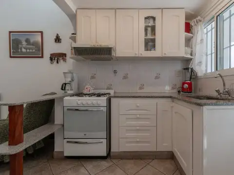 Venta Casa de 4 Ambientes, jardín, quincho y cochera en Lomas Este.