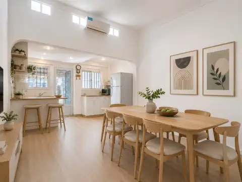 Venta Casa de 4 Ambientes, jardín, quincho y cochera en Lomas Este.