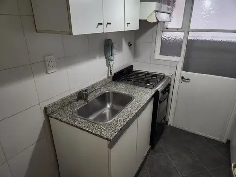 FRENCH Y BUSTAMANTE 2 amb laterales con cocina, baño completos y lavadero independiente.