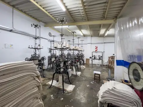 EXCELENTE DEPOSITO Y OFICINAS EN PLENO CENTRO COMERCIAL DE W