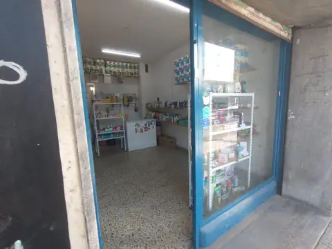 Local al frente en cuadra comercial - 18,48 m² -  Baño - Villa Urquiza.