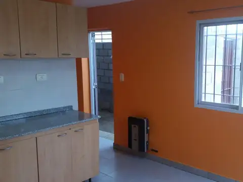 Depto 1 dormitorio en planta baja con pequeño patio, cochera