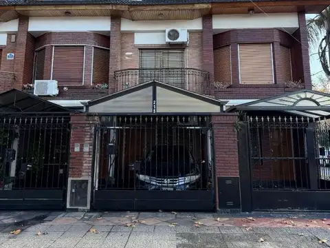 TRIPLEX 4 AMBIENTES CON COCHERA