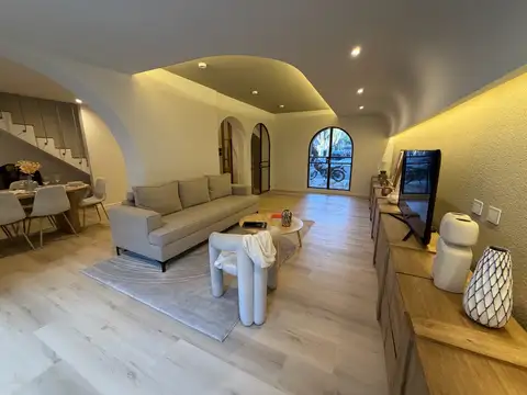 Casa 8 ambientes con 4 baños