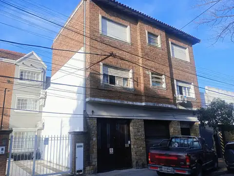 SOLIDO DEPARTAMENTO DE 4  AMBIENTES (EN 2 PLANTAS) EN 1° PISO POR ESCALERA.