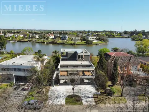 Casa a la venta al río en Barrio Santa Catalina, Villa Nueva