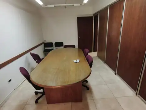 AMPLIA OFICINA EN MUY BUEN ESTADO URUGUAY Y PERON