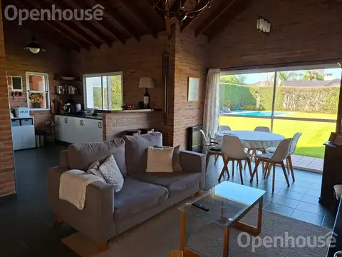 Casa 4 ambientes con 2 baños