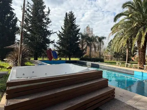 Casa quinta para eventos y fines de semana con pileta, jacuzzi y playroom en roldán