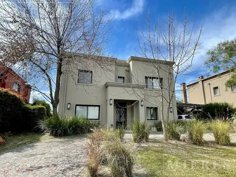 Casa 5 ambientes con 3 baños