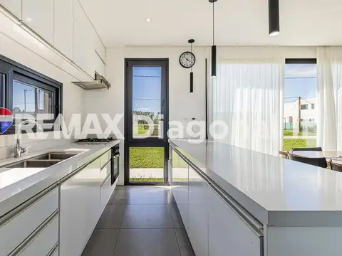 Casa 5 ambientes con 3 baños