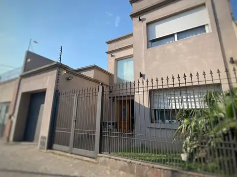 *IMPECABLE CASA 4 AMBIENTES* GRAN PARQUE Y GARAGE *