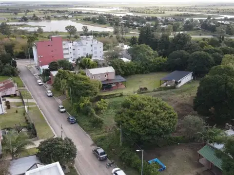 Gran terreno con pileta en zona de costa, a media cuadra de Bv Rivadavia. Todos los servicios
