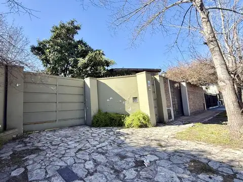 Casa 5 ambientes al fondo. Excelente ubicación