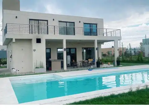 Casa 4 ambientes con 3 baños