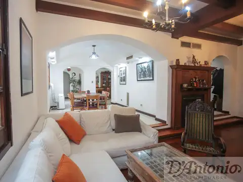 Casa 9 ambientes con 3 baños