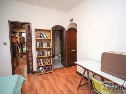 Casa 9 ambientes con 3 baños